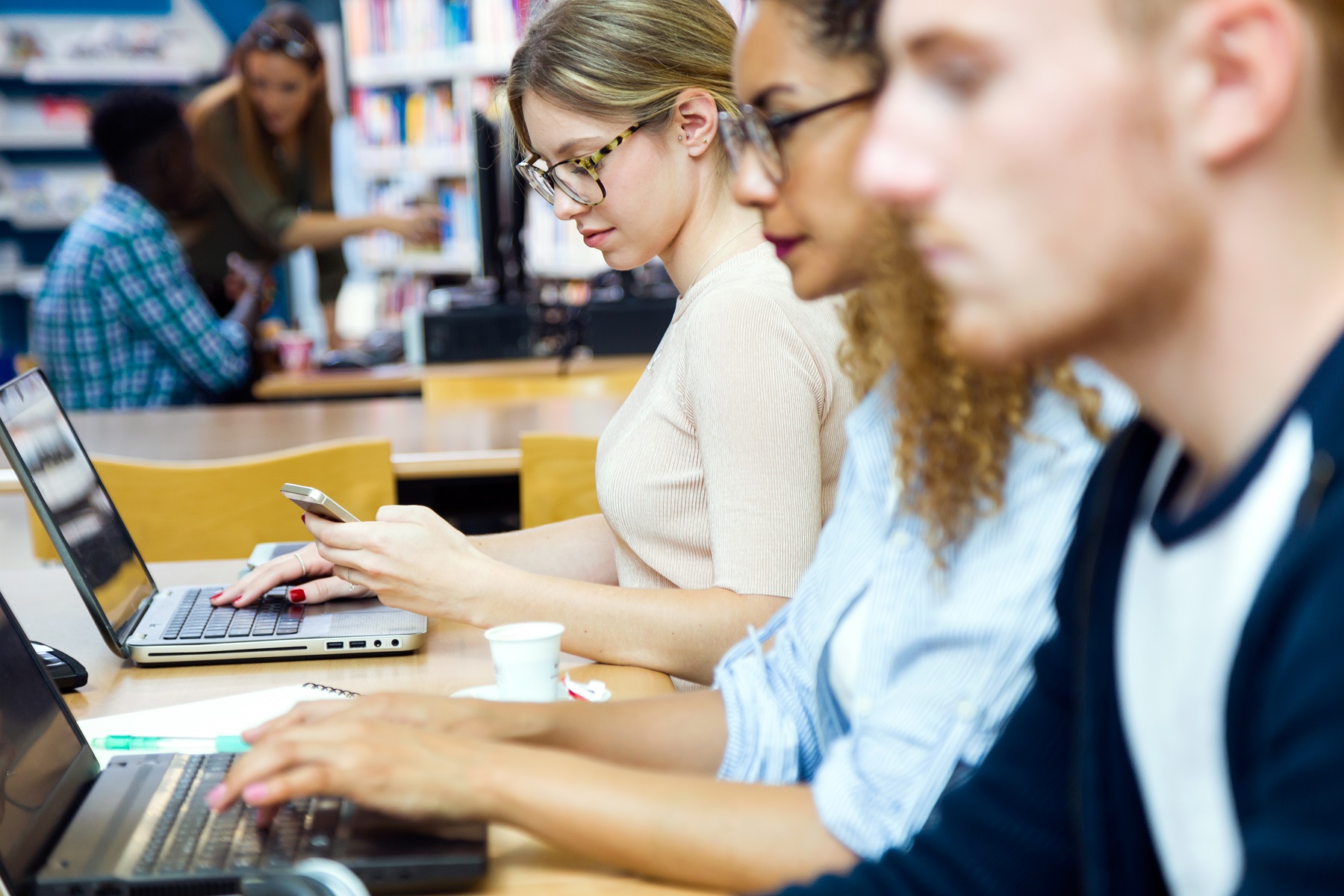 Junge Menschen studieren in Bibliothek